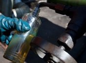 Похитители нефти платили охраннику скважины и качали в свою тару