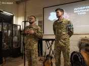 Юрий Сафронов, военнослужащий «Культурних сил», исполнитель сингла «Добровольці ТрО» (слева) и автор слов Давид Стеблюк (справа)