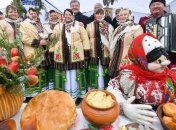 Главы правительства поздравили украинцев с Щедрым вечером