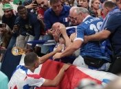 Футболист извинился перед фанатом