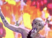 Майли Сайрус впервые спела в живую свой новый сингл (Видео)