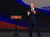 Что не так с его правой рукой?