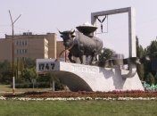 Памятник в городе Энгельс (Козакенштадт до 1918 года, бывшая Автономная область немцев Поволжья). Герб города выглядит именно так