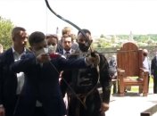 "Не убил - уже хорошо": Зеленский пострелял из лука (Видео)
