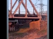 Так и остался лежать на рельсах: под Киевом подросток сорвался с моста (видео)