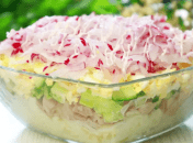 Салат с редисом и копченой курицей