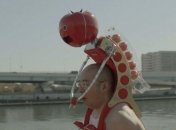 Японцы придумали носимого кормящего робота (Видео)