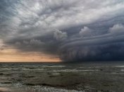 "Пекло насувається": над Азовським морем зафіксували демонічне небо