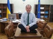 "Теперь можно и книжку почитать": глава Минюста опубликовал очередное странное фото