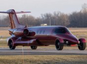 Бывший частный самолет превратили в клуб на колесах