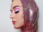 Кэти Перри выступила на шоу Эллен Дедженерес в розовом платье-платке (Видео)