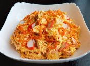 Салат з крабових паличок та моркви