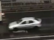 В Киеве на "новом" Шулявском мосту из-под асфальта пошла вода (видео)