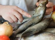 Чистка рыбы от чешуи