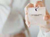 У чому небезпека нанесення парфумів на шию, груди та волосся