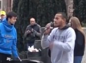 Харьковчанин спел песни Моргенштерна на Крещатике и сильно об этом пожалел (видео)