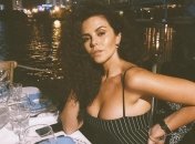 Настя Каменских опубликовала снимок в огненном купальнике 