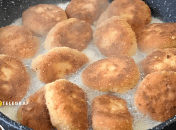 Котлеты вместе с рисом в одной кастрюле