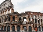 Две девушки в Риме пытались нацарапать на стенах Колизея свои инициалы