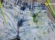 Пятна от травы довольно тяжело, но возможно (изображение создано с помощью ИИ)