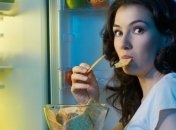 Нехватка какого вещества в организме вызывает переедание?