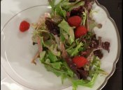 Зелёный салат с малиной