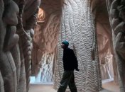 25 лет в пещерах: Скульптор в одиночку вырезал собственный мир из скалы (Фото)