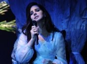 Поклонники подарили Лане Дель Рей украинский венок 