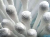 Врачи объяснили, почему нельзя чистить уши ватным палочками