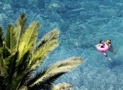 Президенты Франции впервые отдыхают рядом друг с другом