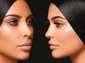 Кайлі Дженнер та Кім Кардашян засвітили пишні форми у купальниках (Фото)