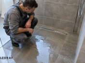 Застой воды в душе показывает, почему важно правильно сформировать уклон пола