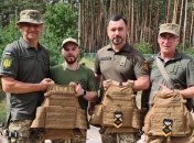 Олег Верняєв (другий ліворуч) займається волонтерською діяльністю