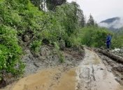 На Прикарпатье оползень повредил дорогу