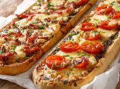 Вкусная пицца на батоне