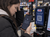 Девушка пытается просканировать QR-код