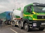 Неуправляемое авто крушило все на своем пути: на Одесской трассе грузовик раздавил легковушку (эксклюзивные фото)