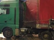 Фура заблокировала мост в Киеве из-за плохой погоды: снежный занос попал на видео