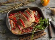 Как приготовить морского окуня: запеките с овощами
