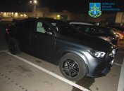 У Києві на чоловіка напали озброєні бандити: вони хотіли забрати машину, щоб виїхати за кордон (фото)