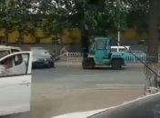 В Китае неизвестный на автопогрузчике въехал в толпу, есть погибший и раненые