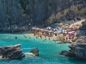 В Греции на отдыхающих упала скала (Видео)