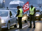 Забастовка в Париже: таксисты перекрывают дороги и жгут шины 