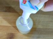 Выдавите немного зубной пасты на имбирь