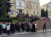 Медики устроили бунт против превращения луцкого роддома в коронавирусный госпиталь (фото)