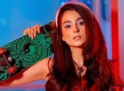 С далматинцем: звезда сериала "Школа" снялась в ярком клипе "Малиновые волосы" (Видео)