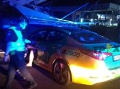 В Харькове легковушка разбилась о грузовик, меняющий рекламу, есть пострадавшие (фото, видео)