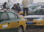Пекин планирует заменить все такси на "чистые" автомобили