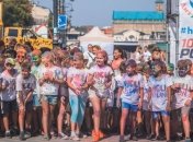 В Киеве дети и взрослые устроили забег и обсыпались яркими красками (Видео)