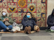 Кияни ховаються від обстрілів у метро на початку повномасштабного вторгнення рф